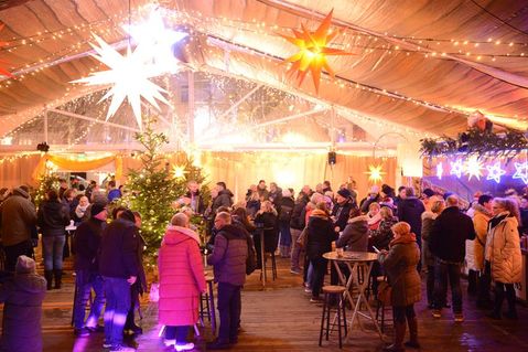 In der Weihnachtszeit sorgt der Wintertreff mit seinem beheizten Großraumzelt für Gemütlichkeit.
