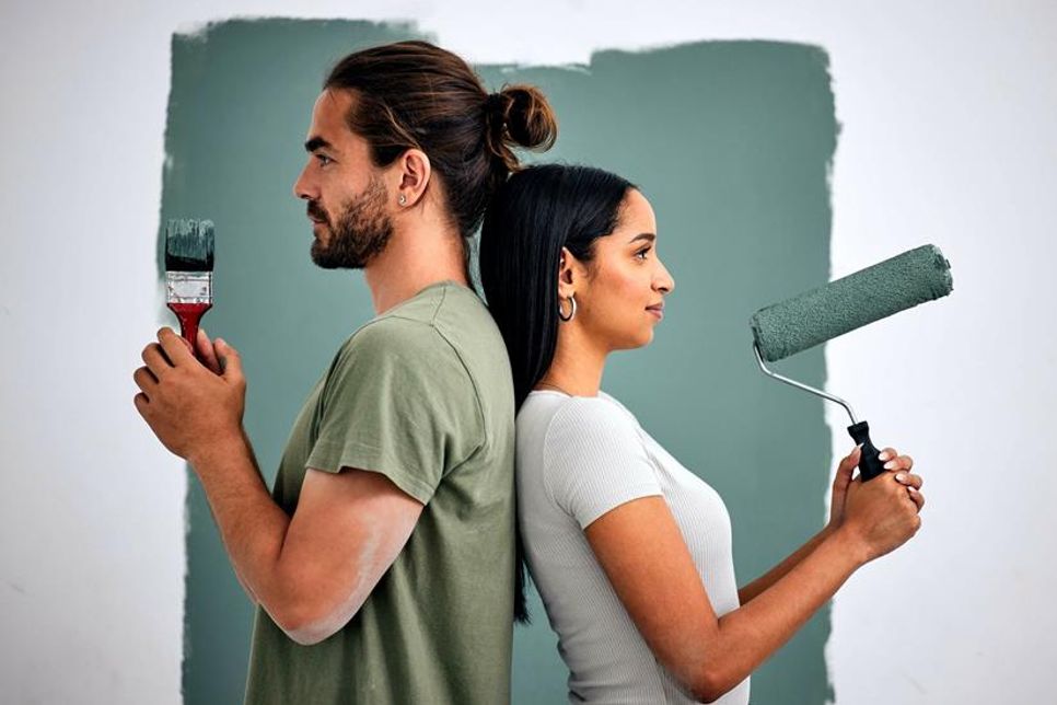 Einrichten mit Köpfchen: Die Wahl der Materialien, zum Beispiel nachhaltiger Wandfarben, hat direkten Einfluss auf ein gesundes Raumklima. (Foto: DJD/toom Baumarkt/PeopleImages.com - Yuri A)