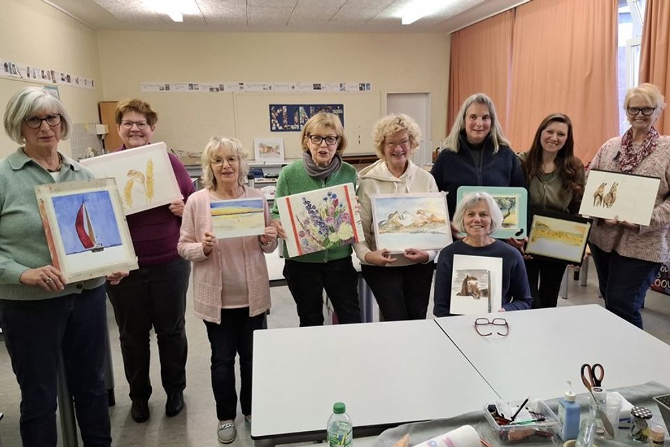Teilnehmerinnen des Mittwochs-Aquarellkurses II: Anne Riedel, Karen Schöne, Carola Schacht, Marlis Knop, Dr. Angelika Schmidt, Gabriele Ern, Helena Kunz, Silke Mellien (v. lks.), Ulrike Hutt (vorne).