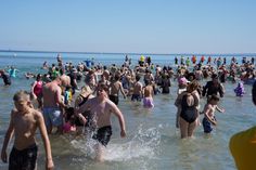 Schnell rein und zügig wieder raus, war für einige die richtige Taktik. Andere verweilten direkt länger in der Ostsee und nutzten das Anbaden als willkommene Abkühlung.