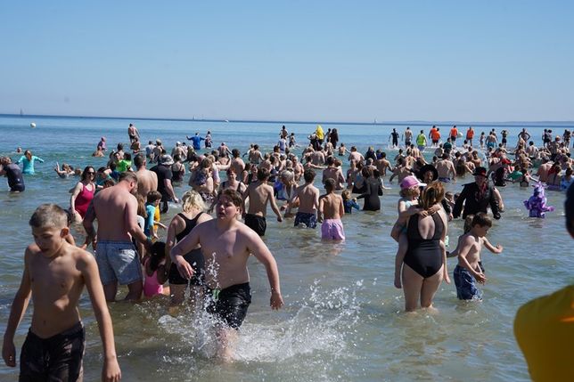 Schnell rein und zügig wieder raus, war für einige die richtige Taktik. Andere verweilten direkt länger in der Ostsee und nutzten das Anbaden als willkommene Abkühlung.