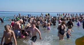 Schnell rein und zügig wieder raus, war für einige die richtige Taktik. Andere verweilten direkt länger in der Ostsee und nutzten das Anbaden als willkommene Abkühlung.