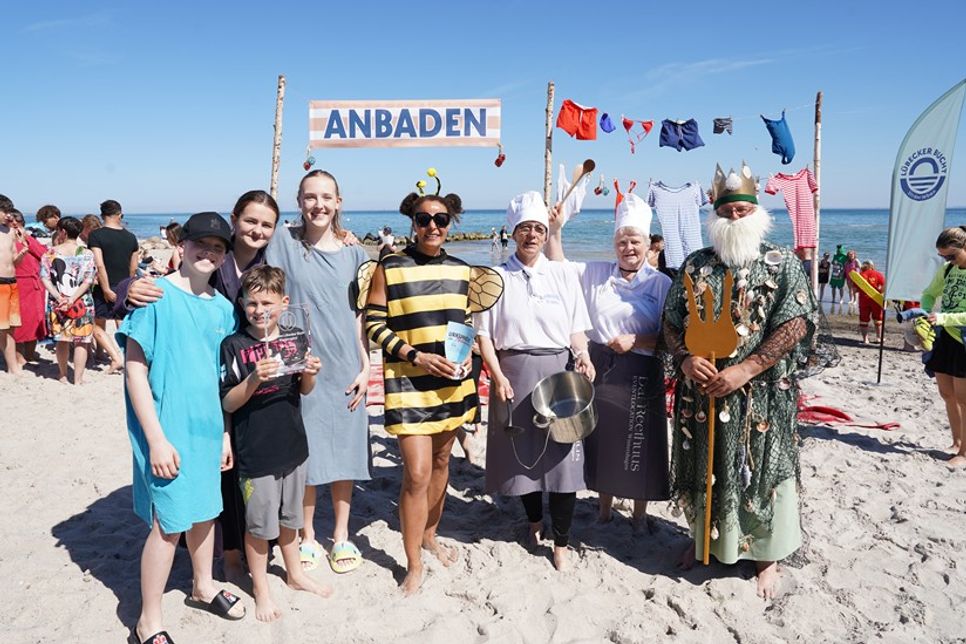 Die besten Kostüme: Die „M&M‘s“, Biene Maja und die Köchinnen wurden unter anderem von Neptun (v. lks.) ausgezeichnet.