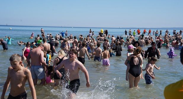 Schnell rein und zügig wieder raus, war für einige die richtige Taktik. Andere verweilten direkt länger in der Ostsee und nutzten das Anbaden als willkommene Abkühlung.