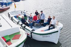 Einige Mitglieder des Vereins zum Erhalt Helgoländer Börteboote e.V. auf einem der Börteboote mit SVNO-Hafenmeister Burkhard Hein und "Marie Claire"-Kapitän Max Qualen (rechts) im Niendorfer Hafen.