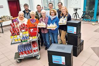 Die „Küstenladies“ Margitta Hinrichs und Heidi Stapelfeld mit den Tafel-Helferinnen Helga Hermann, Gabi Dede und Edith Markmann (von links), dahinter REWE-Liefermann Florian Klüver mit Tafel-Mitarbeiter Axel Wilken und Patrick Schröder sowie TALB-Chef Andre Rosinski (2. von links).