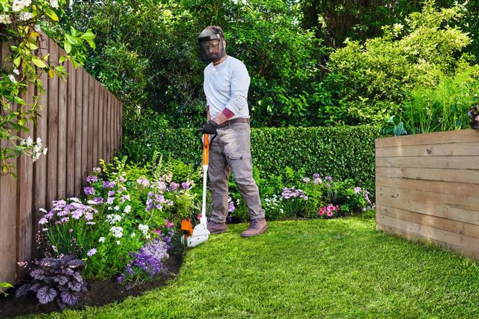 Klein und oho: Mit einer kreativen Gestaltung und zum Beispiel Beeten in organischen, geschwungenen Formen wirken kleine Gärten optisch größer. Foto: DJD/Andreas Stihl
