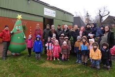 Gruppenbild mit Tanne Tilda. Es herrschte reges Kommen und Gehen, deshalb sind nur einige Beschenkte zu sehen. (Fotos: Jabs)