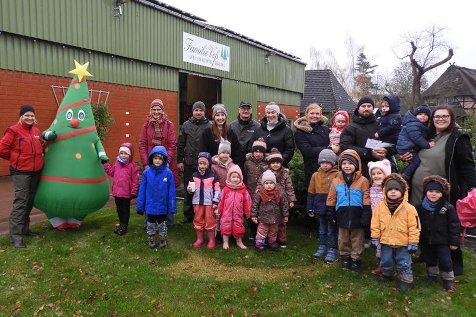 Gruppenbild mit Tanne Tilda. Es herrschte reges Kommen und Gehen, deshalb sind nur einige Beschenkte zu sehen. (Fotos: Jabs)