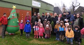 Gruppenbild mit Tanne Tilda. Es herrschte reges Kommen und Gehen, deshalb sind nur einige Beschenkte zu sehen. (Fotos: Jabs)