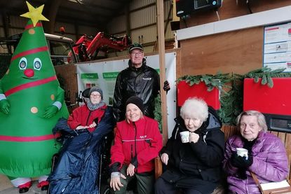 Unterm Dach gut geschützt vor dem Regen freute sich die Gruppe aus dem Haus „Ostseeblick“ über die Einladung von Silke (3. v. re.) und Tim Voß.