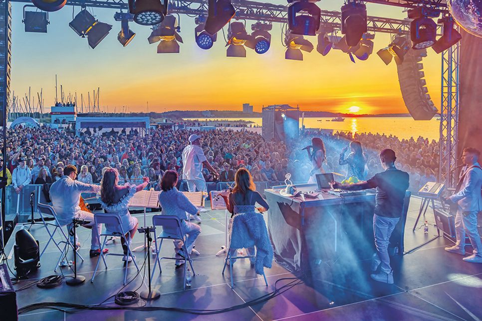 Herrliche Abendstimmung am Niendorfer Freistrand beim StrandKonzert von Alex Christensen im vergangenen Jahr.