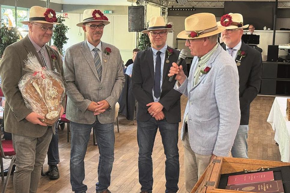 Die Gildebrüder Kay Cordsen, Ralph Kruse, Olaf Röper, Ulrich Doormann und Dieter Willimatis überreichten im Rahmen der Schlussversammlung einen Silberpreis aus den Jahren 1939 bis 1953 an den 1. Ältermann Willi Horn. Dieser freute sich sehr über die historischen Preise und stellte für diese einen schönen Platz im Gildemuseum in Aussicht.