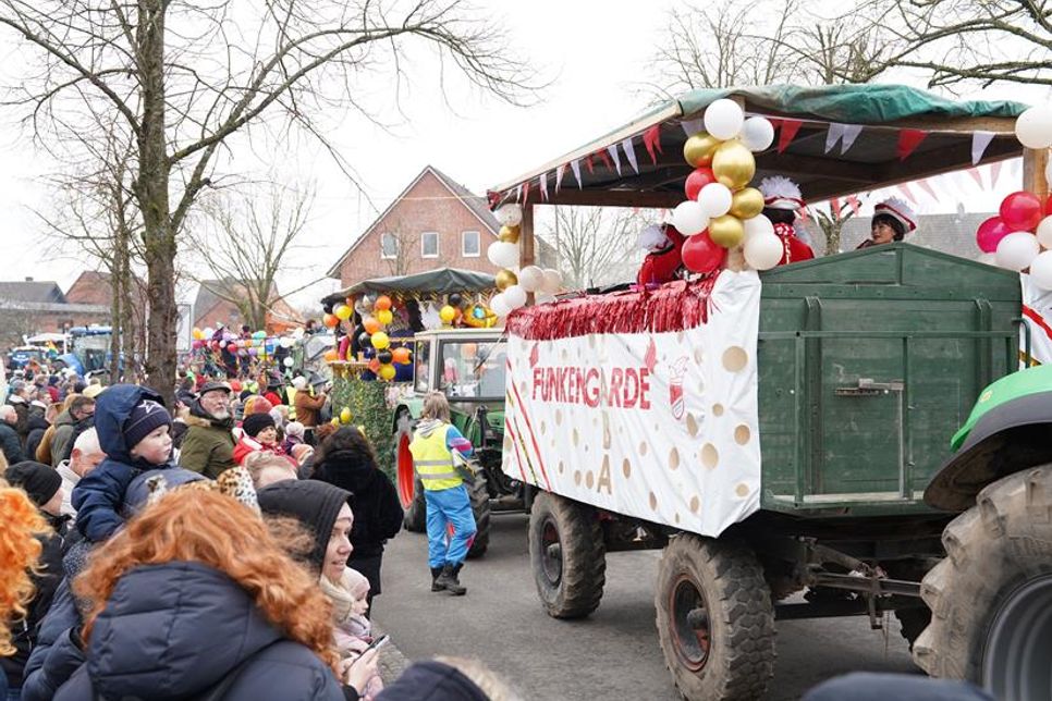 Tausende Besucherinnen und Besucher standen Spalier für die Umzugswagen.