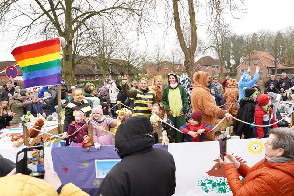 So bunt ist Schönwalde: Nicht nur die Kostüme, auch die Regenbogen-Flagge sorgte an vielen Umzugswagen für Farbe und Vielfalt.