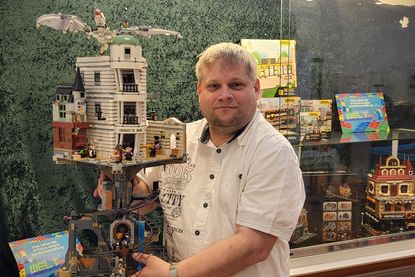 Marc Dobkowitz präsentiert Modelle aus gut 50 Jahren Geschichte des dänischen Herstellers und auch anderer Anbieter von Bausätzen aus der Gegenwart.