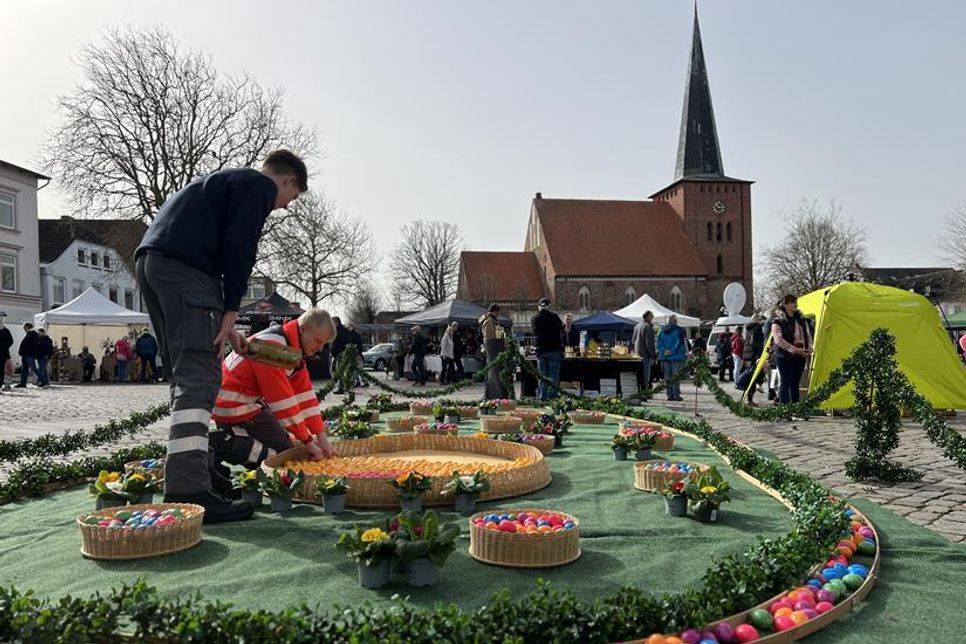 Die 3.000 bunten Eier des „größten Ostereis“ wurden vom DRK Neustadt verkauft. Ein Teil des Erlöses geht an die DRK Bereitschaft.