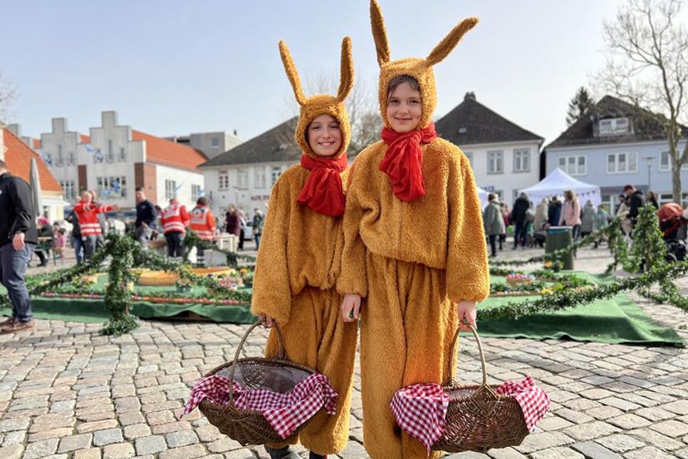 Diese beiden fröhlichen Osterhäschen hatten in ihren Körben reichlich Naschereien für die kleinen Besucher des Ostermarktes.