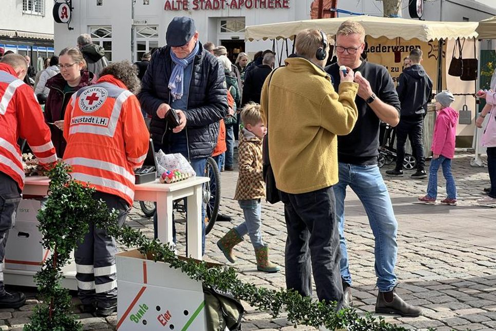 Auch die NDR 1 Welle Nord ließ sich den Osterspaß nicht entgehen und berichtete live vom Ostermarkt aus Neustadt.