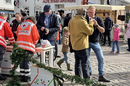 Auch die NDR 1 Welle Nord ließ sich den Osterspaß nicht entgehen und berichtete live vom Ostermarkt aus Neustadt.