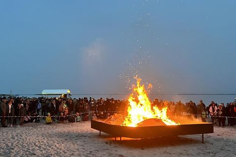 In einer riesiggroßen Feuerschale brannte an zwei Abenden das Osterfeuer am Strand von Pelzerhaken.