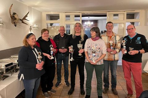 Einige der Pokalgewinnerinnen und -gewinner.