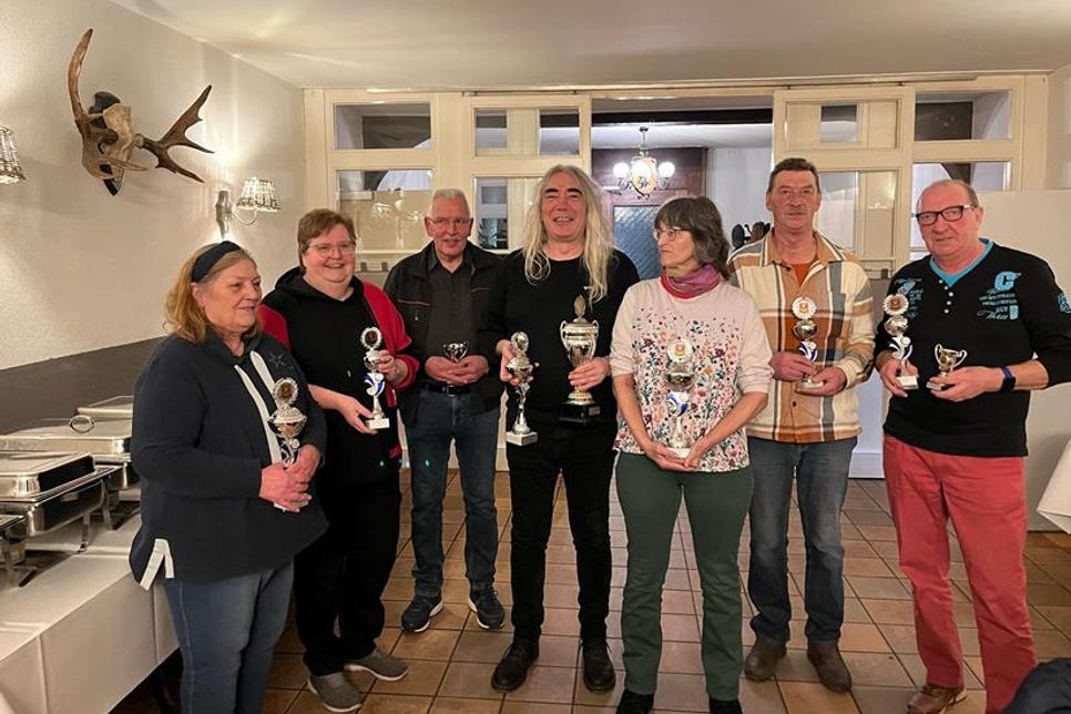 Einige der Pokalgewinnerinnen und -gewinner.