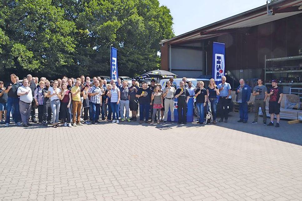 Die anwesenden Mitarbeiter der Firma Schöler freuten sich über die Abkühlung. (Foto: René Kleinschmidt)