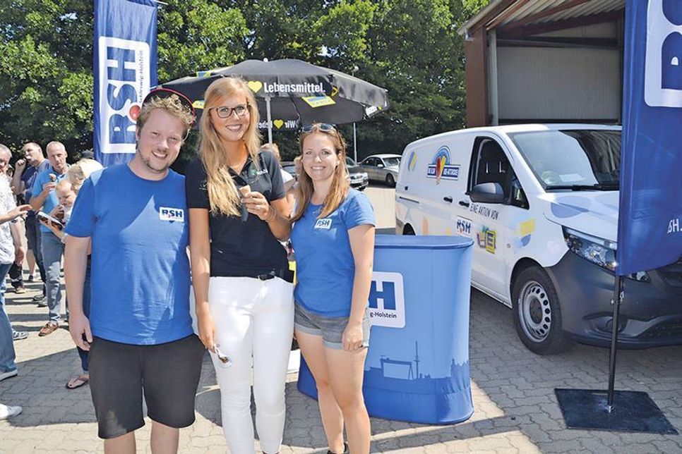 Die R.SH-Reporter Julia Meyer und Dennis Zolk nehmen Annkatrin Drews, die sich bei der „Eis-Attacke“ angemeldet hatte, in ihre Mitte. (Foto: René Kleinschmidt)