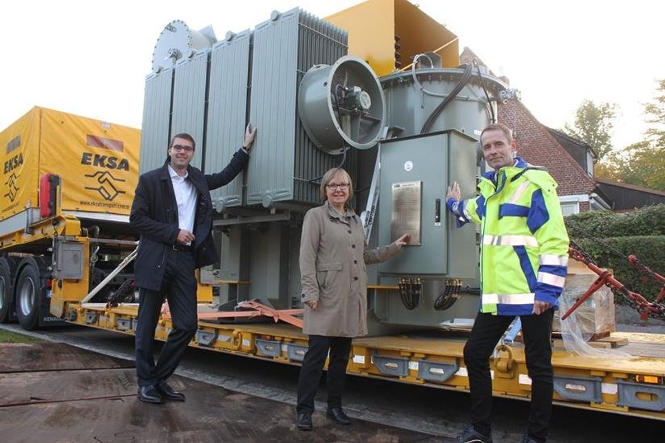 Werkleiterin Vera Litzka (Mi.), Michael Scherf (Leiter Elektrizität) und Erster Stadtrat Sebastian Schmidt waren bei der Anlieferung vor Ort.