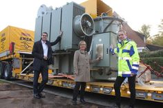 Werkleiterin Vera Litzka (Mi.), Michael Scherf (Leiter Elektrizität) und Erster Stadtrat Sebastian Schmidt waren bei der Anlieferung vor Ort.