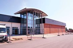 Derzeit laufen die letzten Bauarbeiten auf Hochtouren: Am 7. Juli soll der neue sky-Supermarkt im Haffkruger Waldweg endlich eröffnet werden. (Foto: René Kleinschmidt)