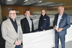 Bürgermeister Sven Partheil-Böhnke (von links), Stabskoordinator Jan Henrich, Krisenstabsleiterin Simone Tackenberg und Landrat Reinhard Sager informierten vor Ort in der Notunterkunft in Timmendorfer Strand.