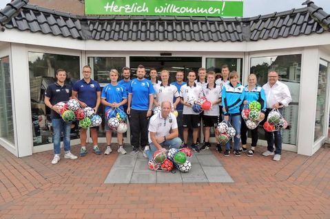 Die Gewinner-Vereine mit team baucenter-Leiter Holger Werner (re.).