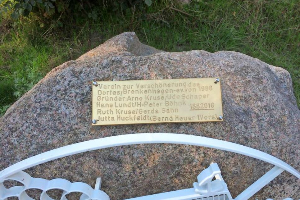 Zum 30-jährigen Bestehen des Verein zur Verschönerung des Dorfes Brenkenhagen wurde ein Gedenkstein enthüllt.