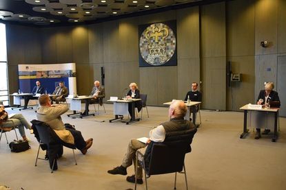 Auf der Pressekonferenz: Christian Masuhr (Leiter Infektionsschutz), Amtsarzt Saban Omer Oglou, Landrat Reinhard Sager, Gabriele Hebel (Leitung Fachbereich Sicherheit und Gesundheit), Justiziar Steffen Düsterloh und Pressesprecherin Carina Leonhardt (v. lks.) erklärten im Eutiner Kreishaus die aktuelle Lage. (Foto: René Kleinschmidt)