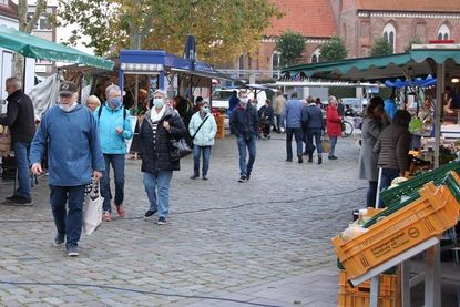 Viele tragen schon jetzt eine Mund-Nasen-Bedeckung auf dem Wochenmarkt. Ab jetzt ist es Pflicht für alle.
