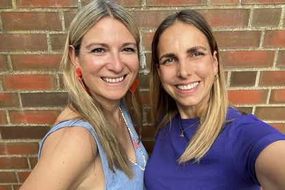 Haben schon ihre Koffer für die große Sommertour 2023 gepackt: Gesche Muchow (lks.) und Kristina Kolbe.