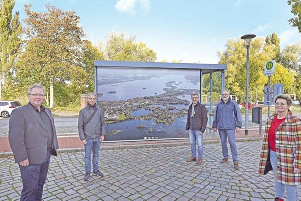 Präsentierten das neue Luftbild am Wartehäuschen am Stadtgraben: Bürgermeister Lars Winter, Fotograf Matthias Friedel, ISP-Vereinsvorsitzender Raimund Paugstadt, ISP Mitglied und Ideengeber der Aktion Wolf-Günter Klingelhöller und Sandra Frey-Andresen, Inhaberin der ausführenden Firma Freyzeichen.