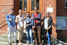 Asylbewerber Mirwais Azizi, Integrationsbeauftrage Nadine Witt, Flüchtling Abdallah Abaje, der auch im Rahmen des Bundesfreiwilligendienstes bei der Stadt Fehmarn beschäftigt ist, Asylbewerber Mohammad Reza Jafari und Ehrenamtlerin Inka Klingenberg (v.l.n.r.) nahmen die Spende für die Flüchtlingshilfe dankend entgegen.