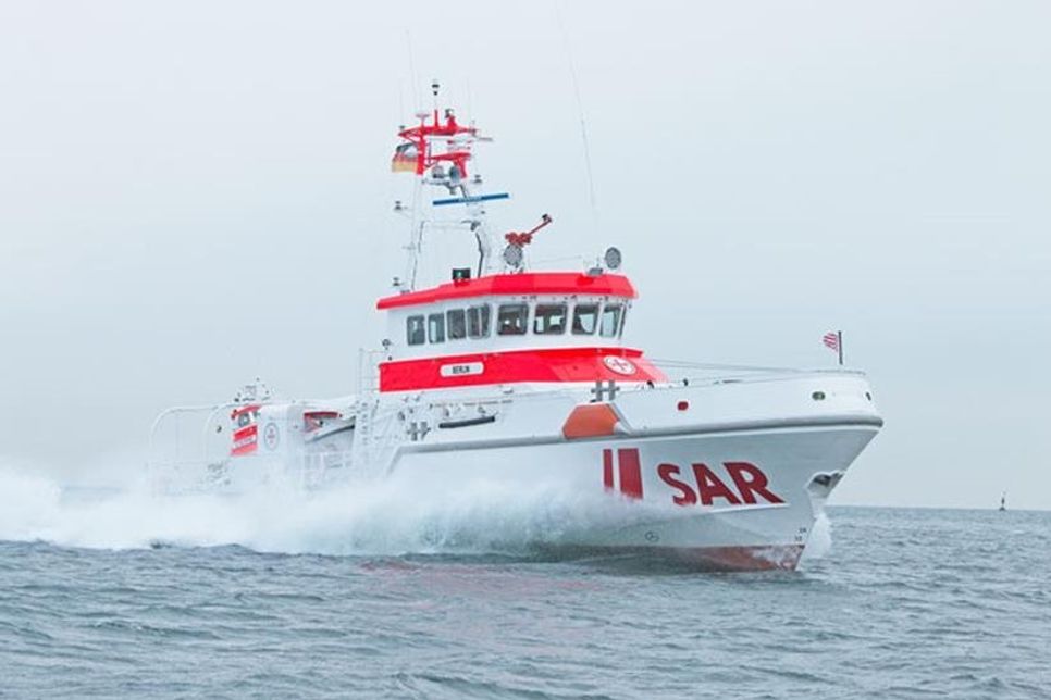 Mit dem Seenotrettungskreuzer BERLIN haben die Seenotretter der DGzRS-Station Laboe einen Angler aus einer gefährlichen Lage befreit.