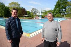 Bürgermeister Michael Robien und leitender Schwimmmeister Thomas Lender gaben den Startschuss für alle Badegäste des Waldschwimmbades.