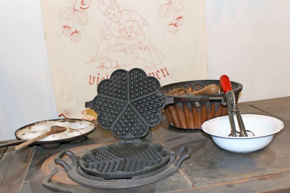 Das Waffeleisen wurde in vielen Haushalten noch bis zur Mitte des 20. Jahrhunderts mit dem Feuer des Kohleofens erhitzt. Für einen glatten Teig waren starke Oberarme von Vorteil.