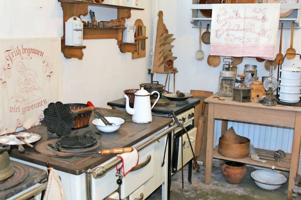 Am Aktionstag „Wir backen Waffeln“ steht die Hausarbeit in einer Küche mit Holzofen und vielen heute nicht mehr bekannten Gerätschaften im Dorf- und Schulmuseum Schönwalde im Mittelpunkt.