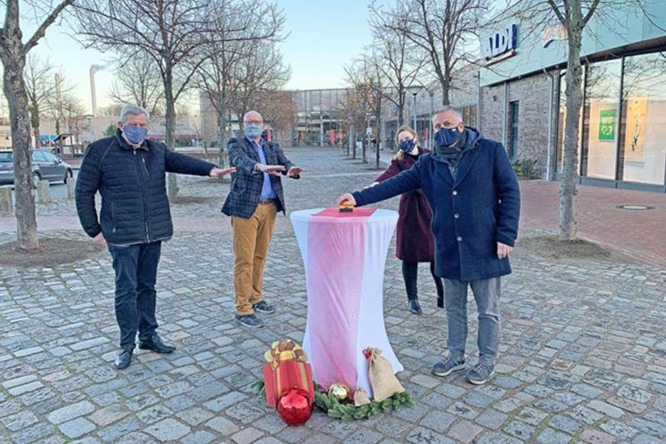 Auf dem Foto: v.l.n.r. Michael Kümmel Geschäftsführer der KulTour Oldenburg in Holstein gGmbH, Lorenz Harms Vertreter des Wirtschafts- und Fremdenverkehrsvereins WFO, Cora Brockmann vom Oldenburger Stadtmarketing und Bürgermeister Jörg Saba.