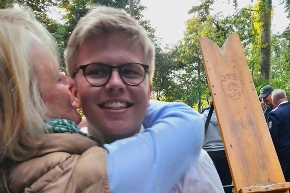 Moritz Guttau nahm kurz nach dem finalen Schuss 2022 die ersten Glückwunsche entgegen.