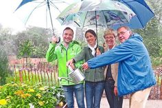 Doppelt hält besser:  Wasser für die Ringelblumen von oben und aus der Gießkanne. So beginnt Bürgermeister a.D. Klaus-Dieter Schulz (r.) symbolisch seine Schirmherrschaft über den Heil- und Giftpflanzengarten (HGG), assistiert von Martin Klehs, Susanne Müller-Rubelt und Brigitta Herrmann (v.l.).