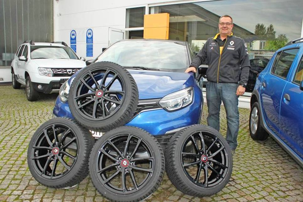 Egler-Geschäftsführer Andreas Junge zeigt einen Satz Winterreifen, den Autofahrer beim Kauf eines neuen Renault kostenlos erhalten.