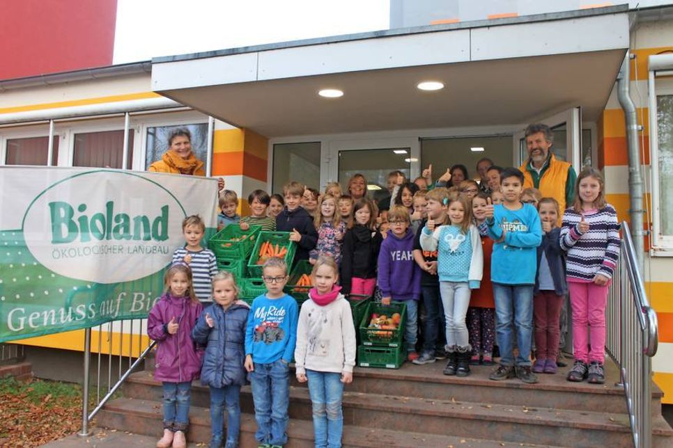Frisch vom Feld direkt ins Klassenzimmer: Schüler und Lehrer nahmen die Lieferung von „Sonnenwind Naturkost“ aus Rettin begeistert entgegen.