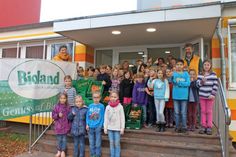 Frisch vom Feld direkt ins Klassenzimmer: Schüler und Lehrer nahmen die Lieferung von „Sonnenwind Naturkost“ aus Rettin begeistert entgegen.